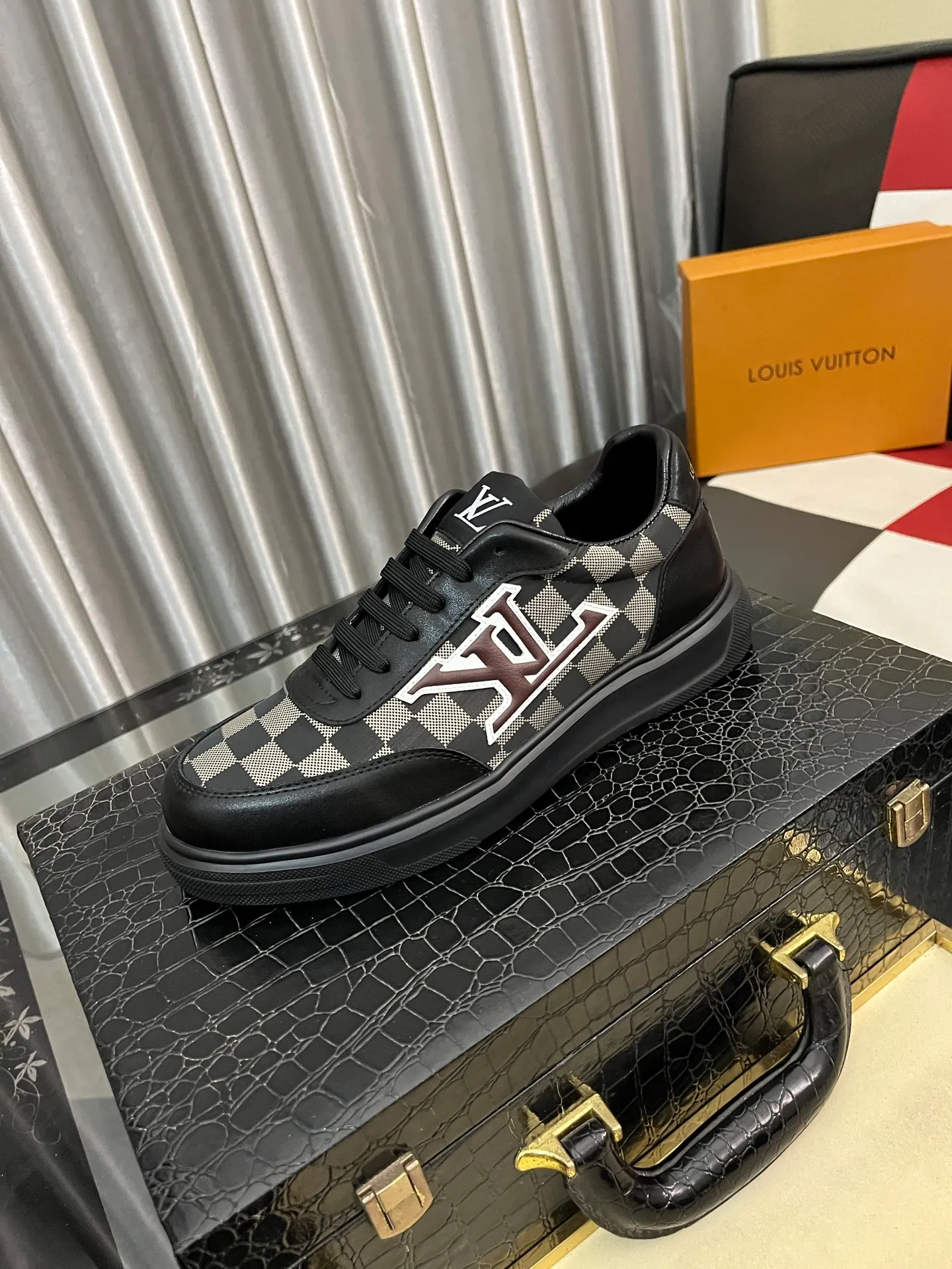 Men's shoes 💰400⌚️⌚️【LOUIS VUITTON】Same style as Louis Vuitton* official website 🚹Men's high-top casual shoes❤️Same style as popular celebrities and big names ~ Best-selling at home and abroad Lv focuses on the checkerboard series...Imported first-layer cowhide with special fabrics➕Full sheep leather lining➕Brand-specific hollow outsole💎Number: 38-443️⃣Colors available